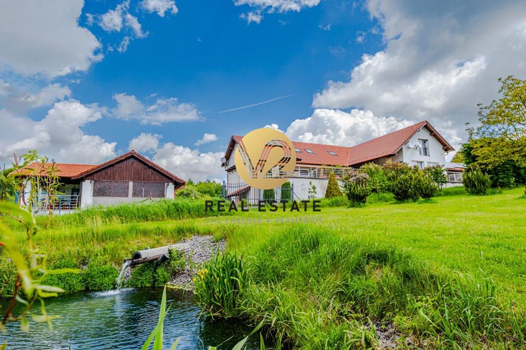 Na PREDAJ jedinečný rodinný dom 438m2 s veľkolepým pozemkom 1,8 ha – súkromie, komfort a možnosti po