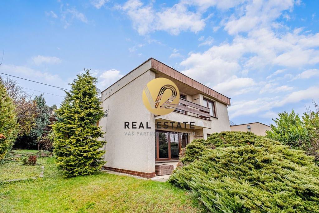 Na PREDAJ 4i RD s garážou, s veľkým pozemkom 1067m2,  Nitra - Čermáň