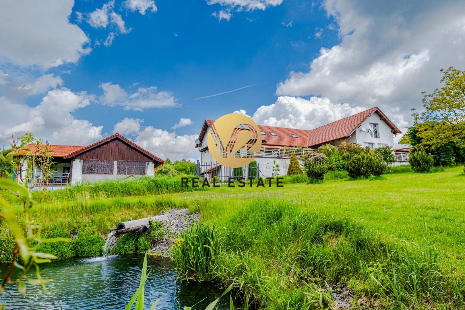 Na PREDAJ jedinečný rodinný dom 438m2 s veľkolepým pozemkom 1,8 ha – súkromie, komfort a možnosti po