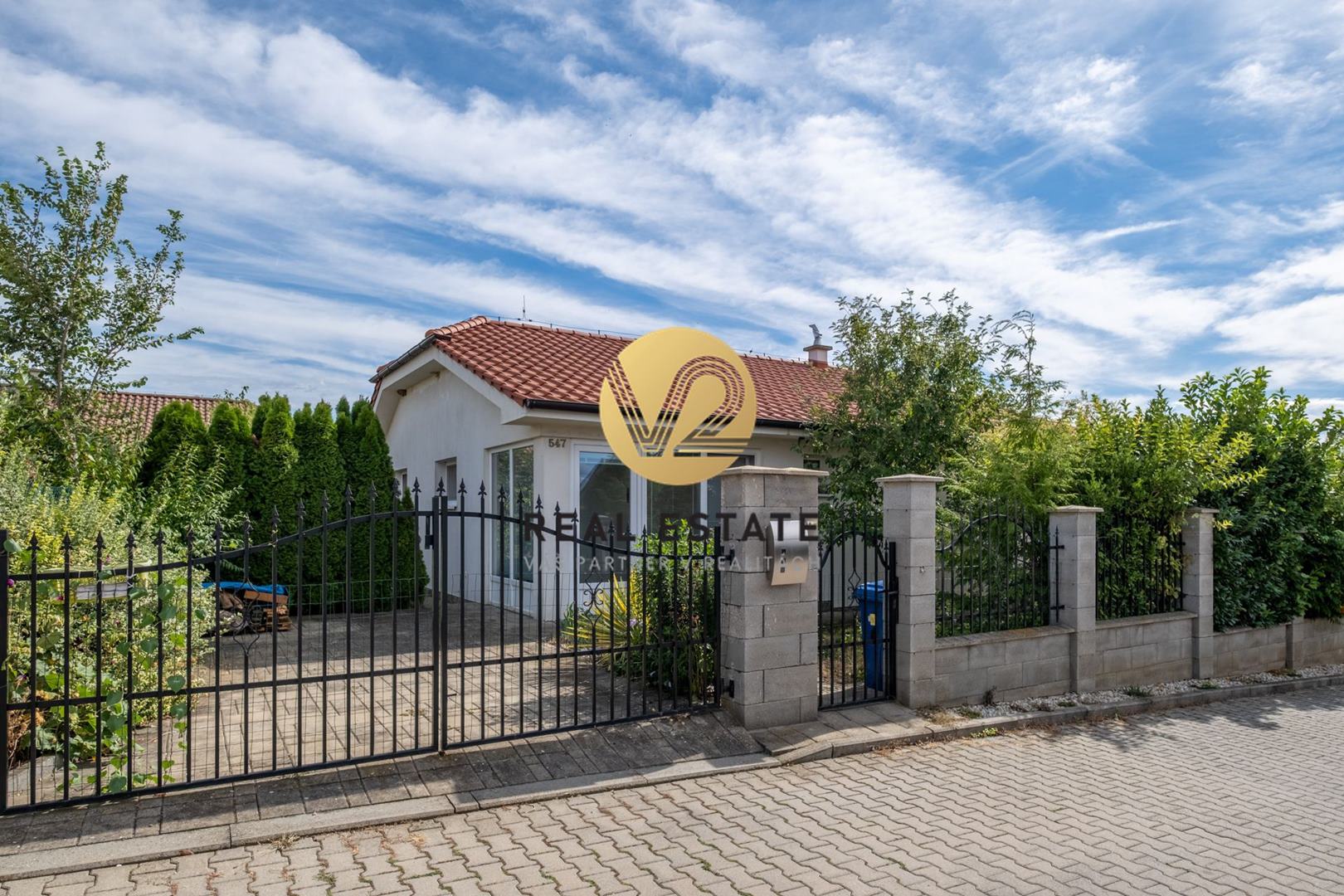 Na PREDAJ Priestranný 4-izbový rodinný dom s garážou a krásnym pozemkom