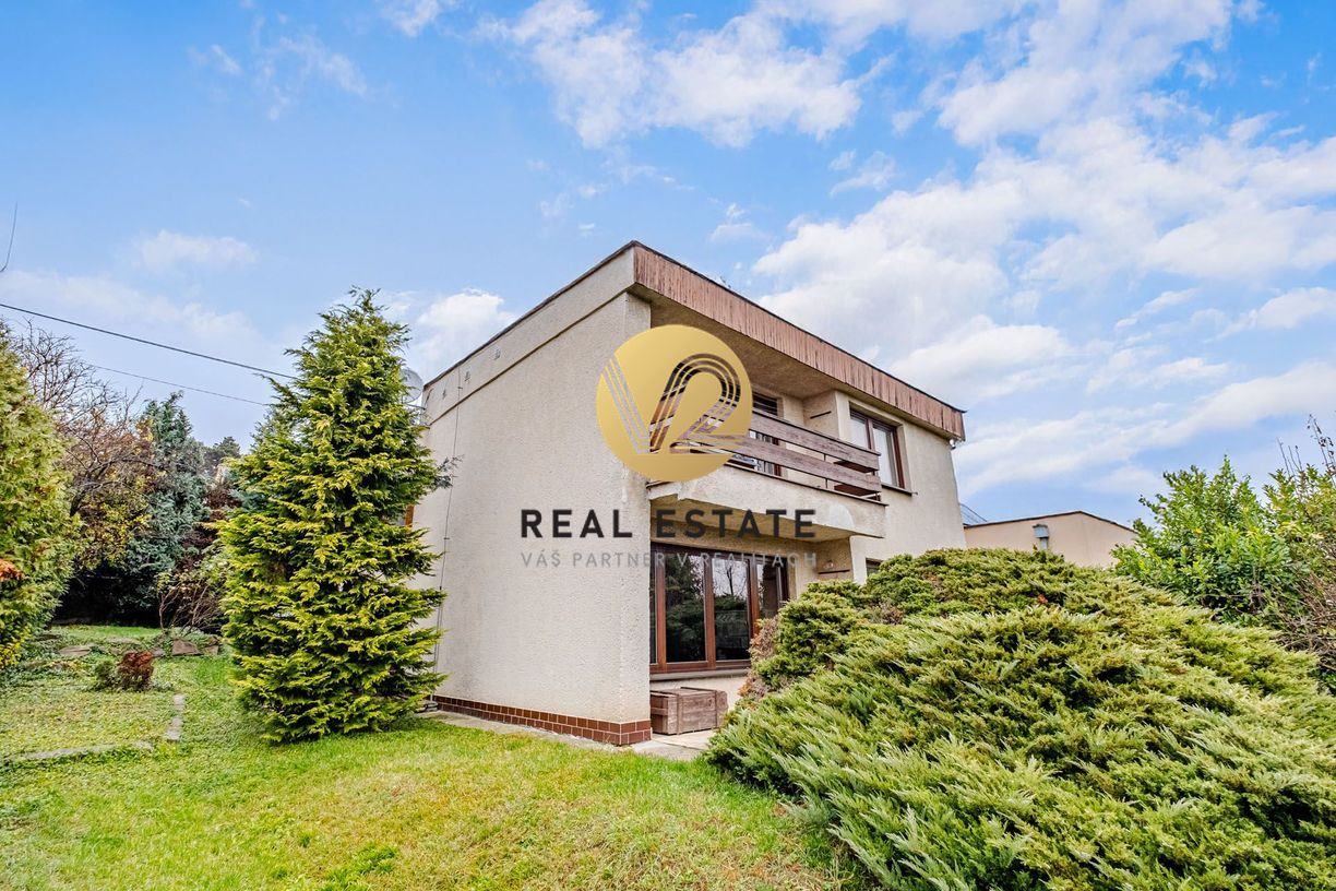 Na PREDAJ 4i RD s garážou, s veľkým pozemkom 1067m2, Nitra - Čermáň
