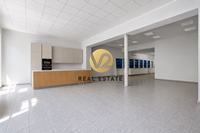 NA PRENÁJOM – Priestory o výmere 300m2 s veľkými výkladmi v centre