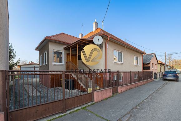 REZERVOVANÉ Na PREDAJ štýlový rodinný dom v centre mesta s veľkorysým rovinatým pozemkom a dvojgaráž