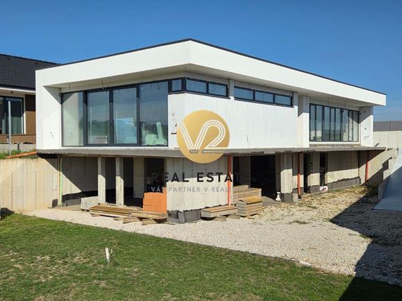 Na PREDAJ Exkluzívna vila 320m2, pozemok 701m2 s výhľadom na golfové ihrisko v Nitre
