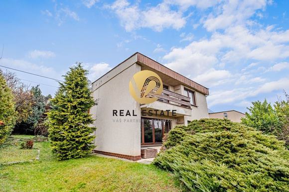 Na PREDAJ 4i RD s garážou, s veľkým pozemkom 1067m2, Nitra - Čermáň