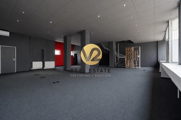 Na PRENÁJOM Reprezentatívne priestory o výmere 300m2 s veľkými výkladmi v centre